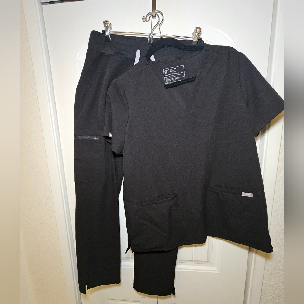 NWOT Figs Scrub Set in black